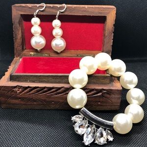 Pearl bracelet with earrings